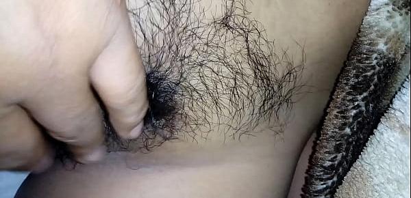  Mostrando la vagina peluda de mi mujer